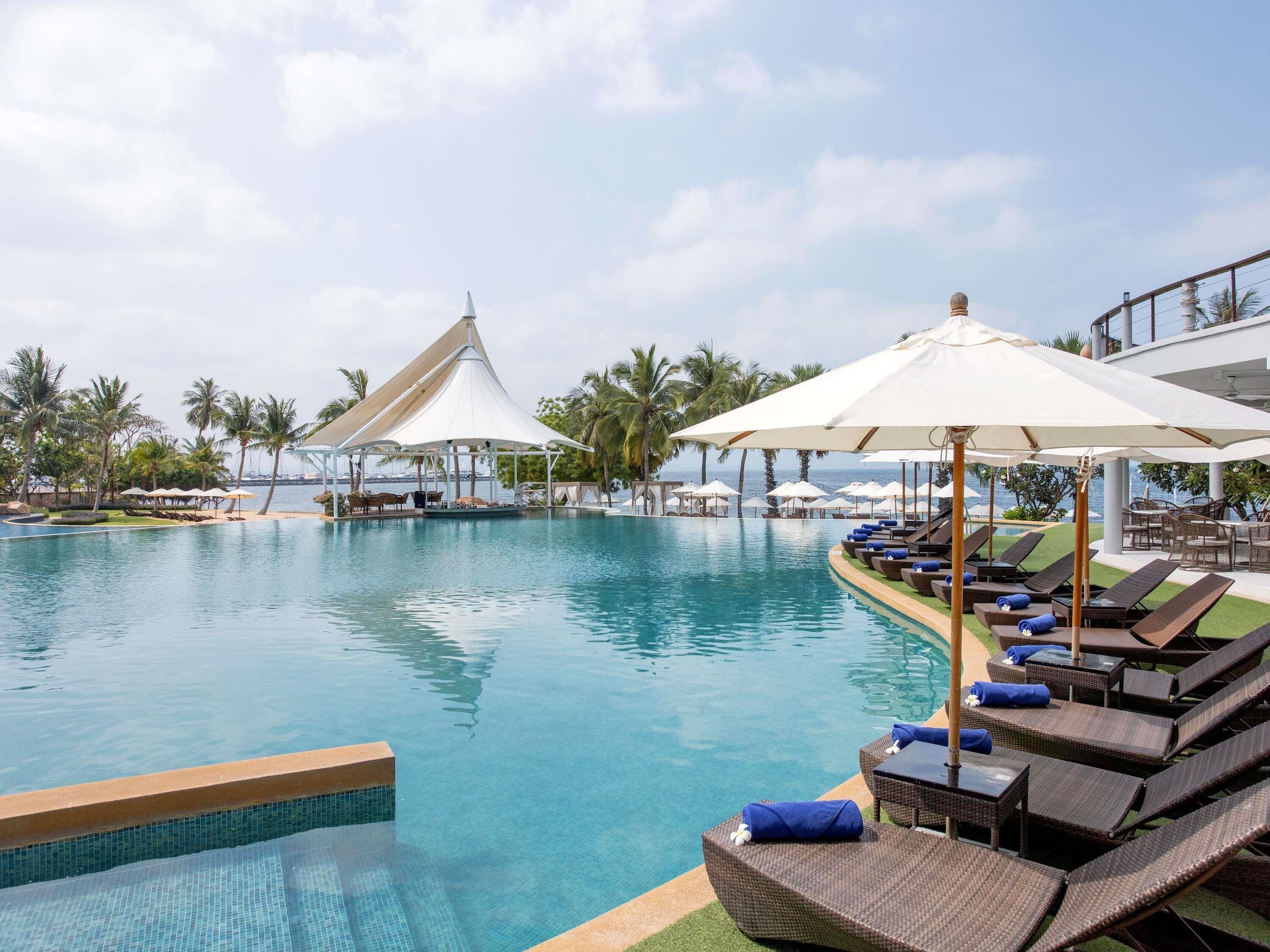 3 restoran, sarapan, makan tengah hari dihidangkan; masakan antarabangsa