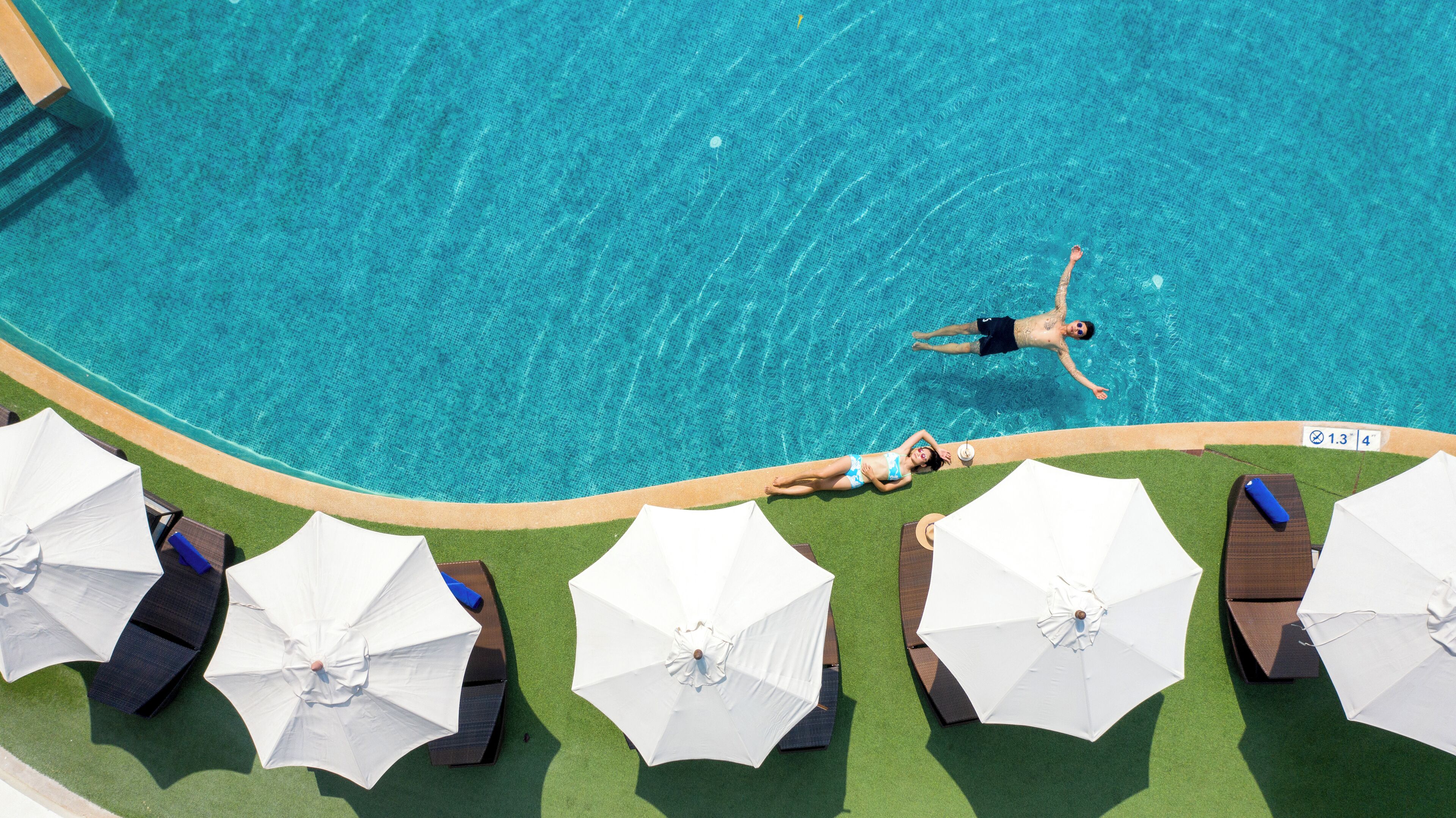 outdoor pool, free pool cabanas, pool umbrellas