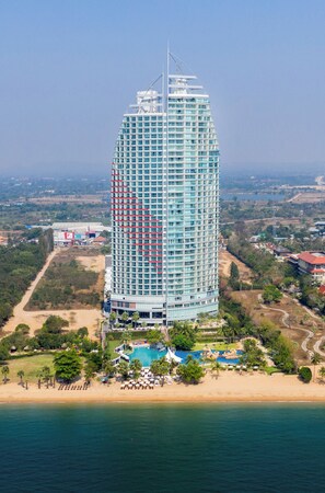 A high-rise hotel with a pool and beachside amenities. - Mövenpick Siam Hotel Na Jomtien Pattaya (Sattahip)