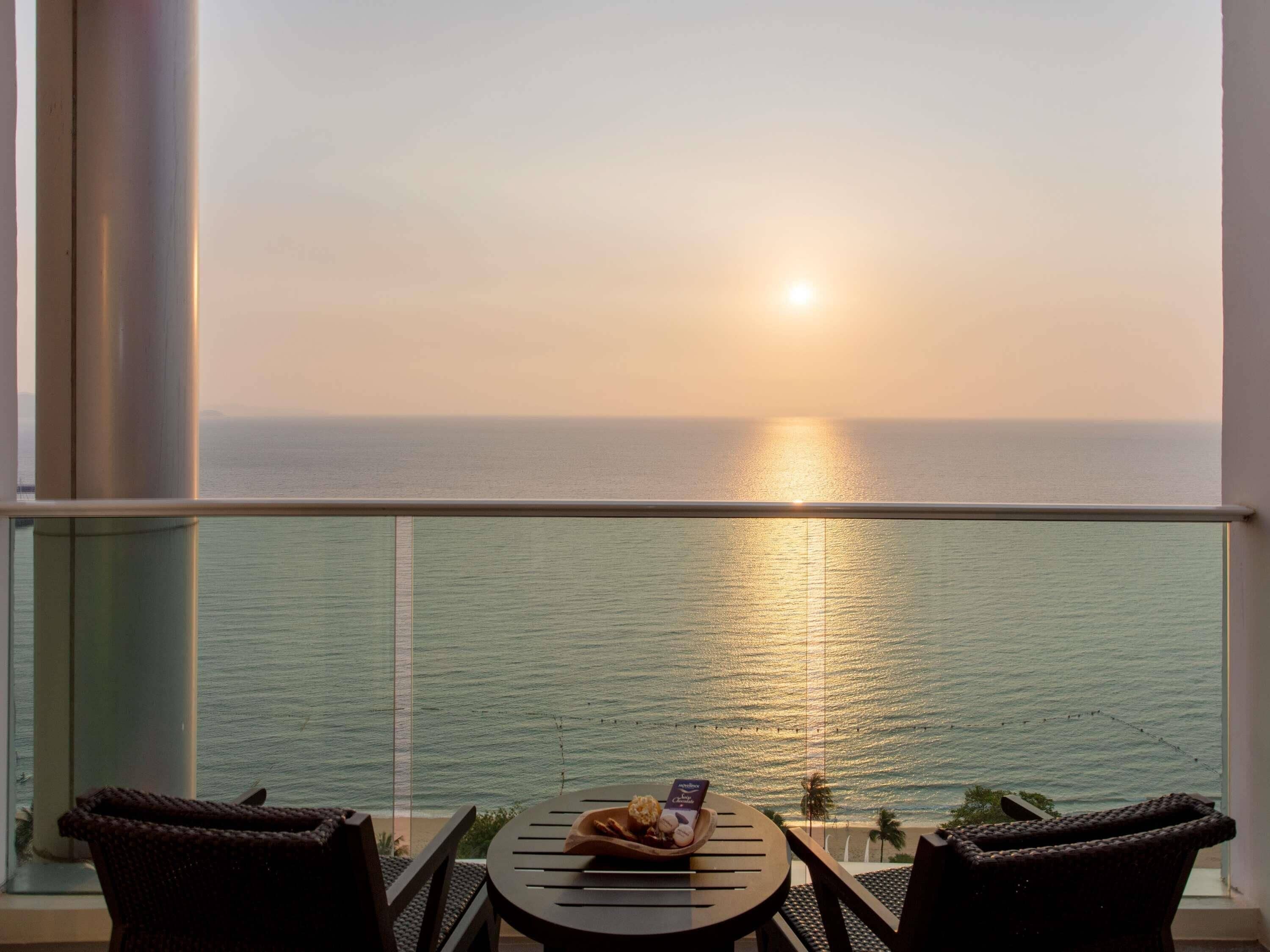 Executive Suite, 1 King Bed, Sea View | Egyptian cotton sheets, premium bedding, minibar, in-room safe