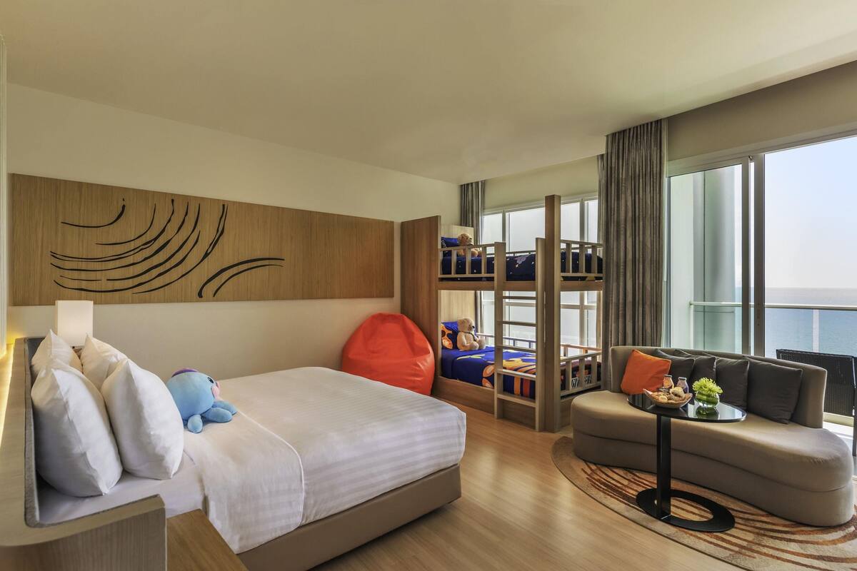 Familierom, flere senger, sjøutsikt | Sengetøy i egyptisk bomull, sengetøy av topp kvalitet og minibar