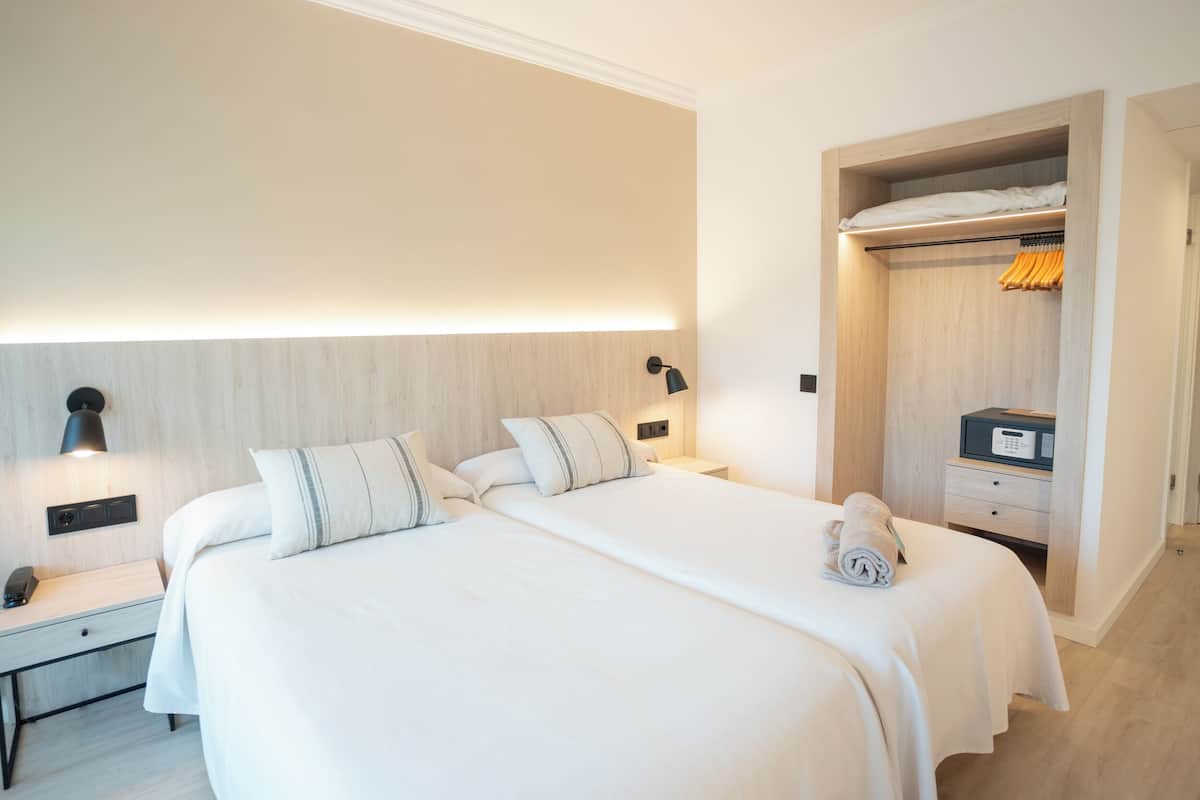 1 bedroom, minibar, desk, laptop workspace
