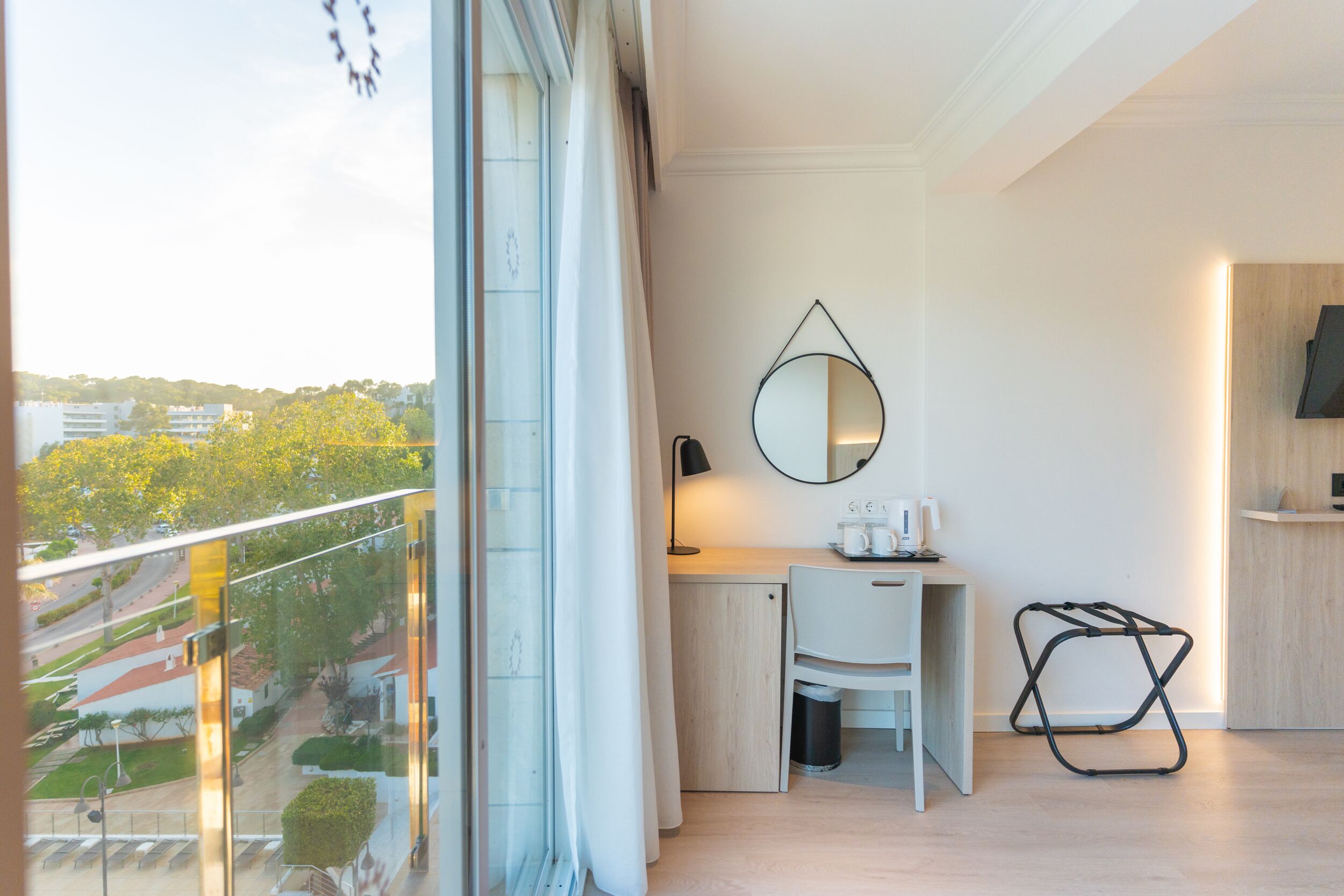 1 bedroom, minibar, desk, laptop workspace