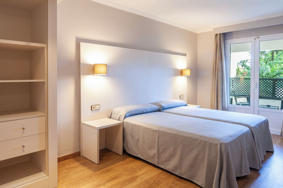 1 bedroom, minibar, desk, laptop workspace