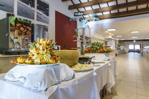 每日供应自助式早餐（每人 EUR 11）