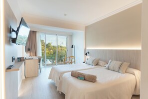 Minibar, meja kerja, ruang kerja ramah laptop, dan tirai kedap cahaya