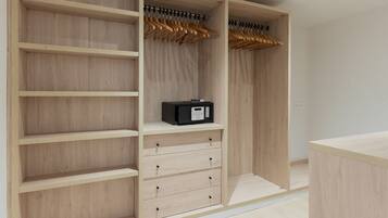 Een houten garderobe met meerdere planken en lades, een kledingstang, en een klein zwart elektronisch apparaat op een van de planken.