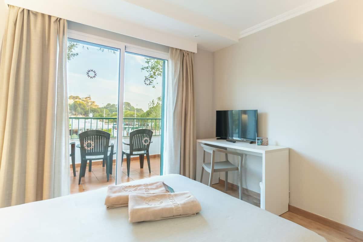 1 bedroom, minibar, desk, laptop workspace