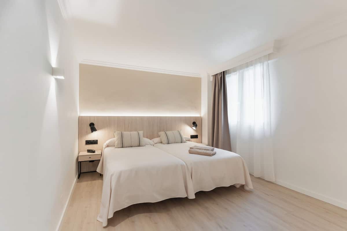 1 bedroom, minibar, desk, laptop workspace