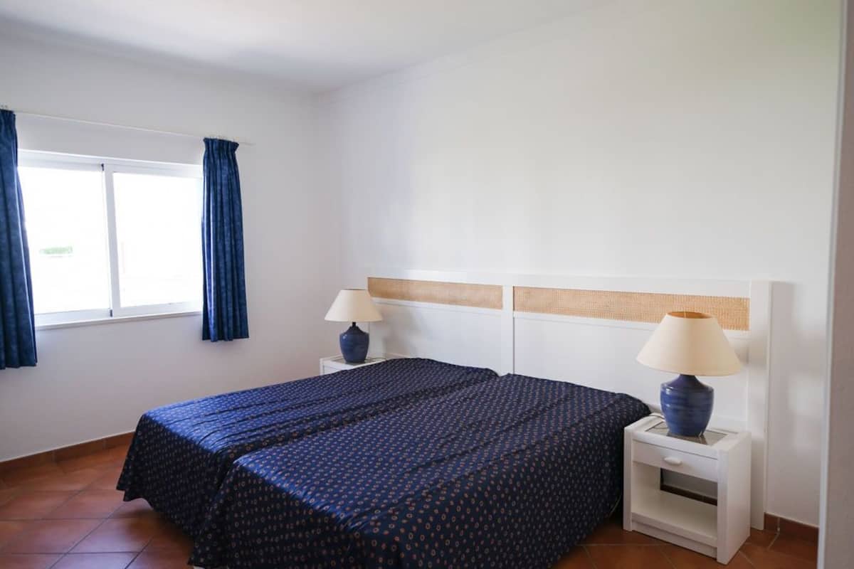 Standard-Apartment, 2 Schlafzimmer | Zimmersafe, kostenloses WLAN, Bettwäsche