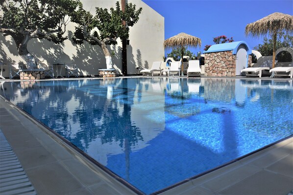 Una piscina al aire libre de temporada