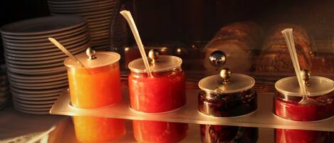 A display of food items with lids and straws, possibly in a buffet setting.