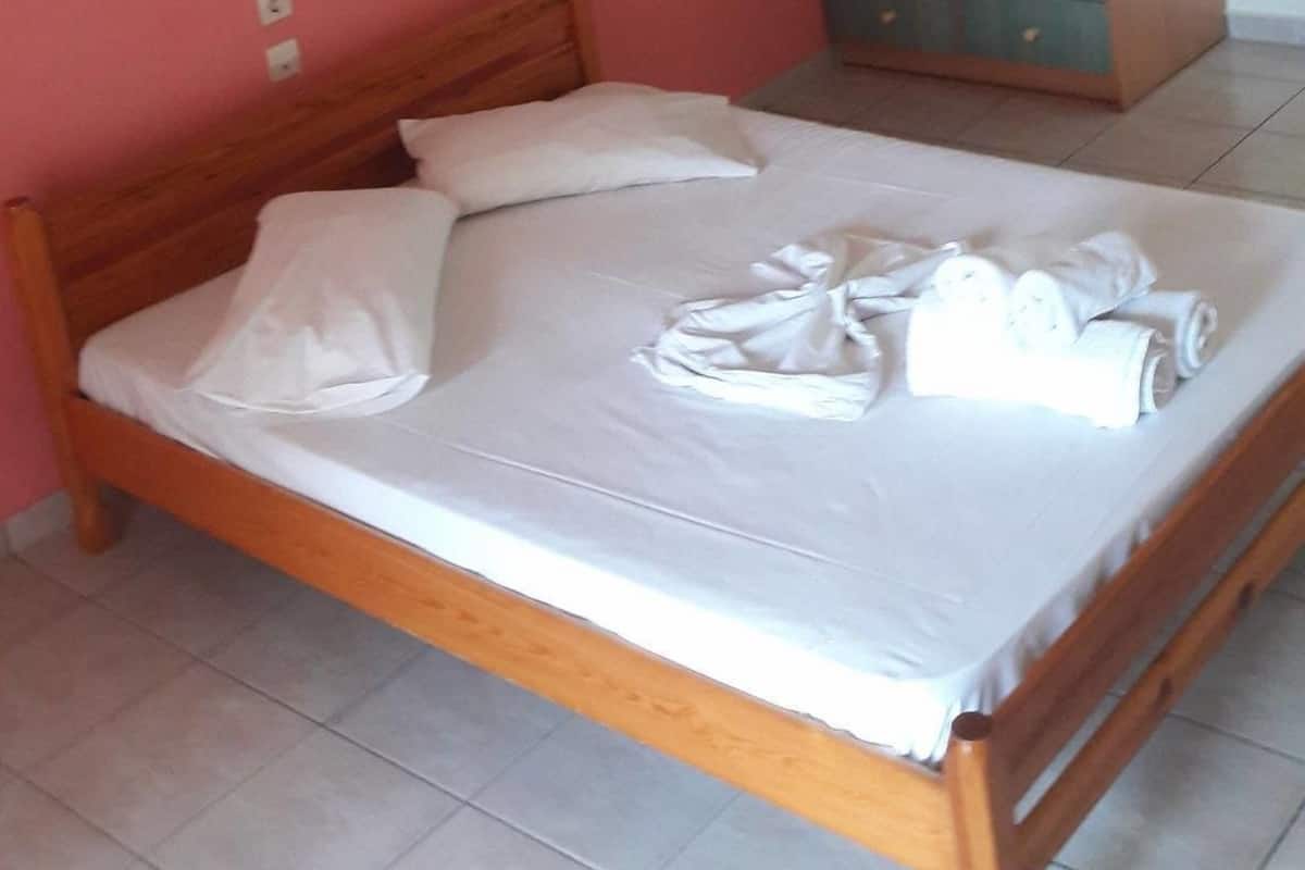Studio, 1 Double Bed | Cribs (free), WiFi (free), bed sheets