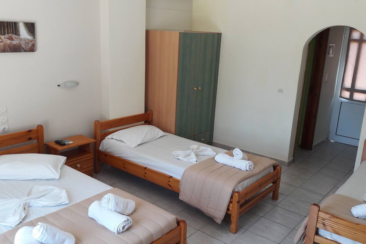 Quadruple Room | Cribs (free), WiFi (free), bed sheets