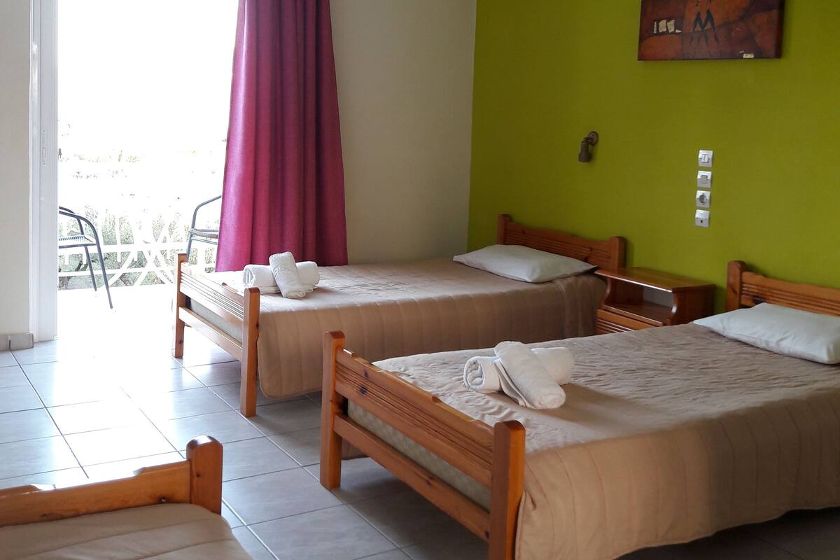Triple Room | Cribs (free), WiFi (free), bed sheets