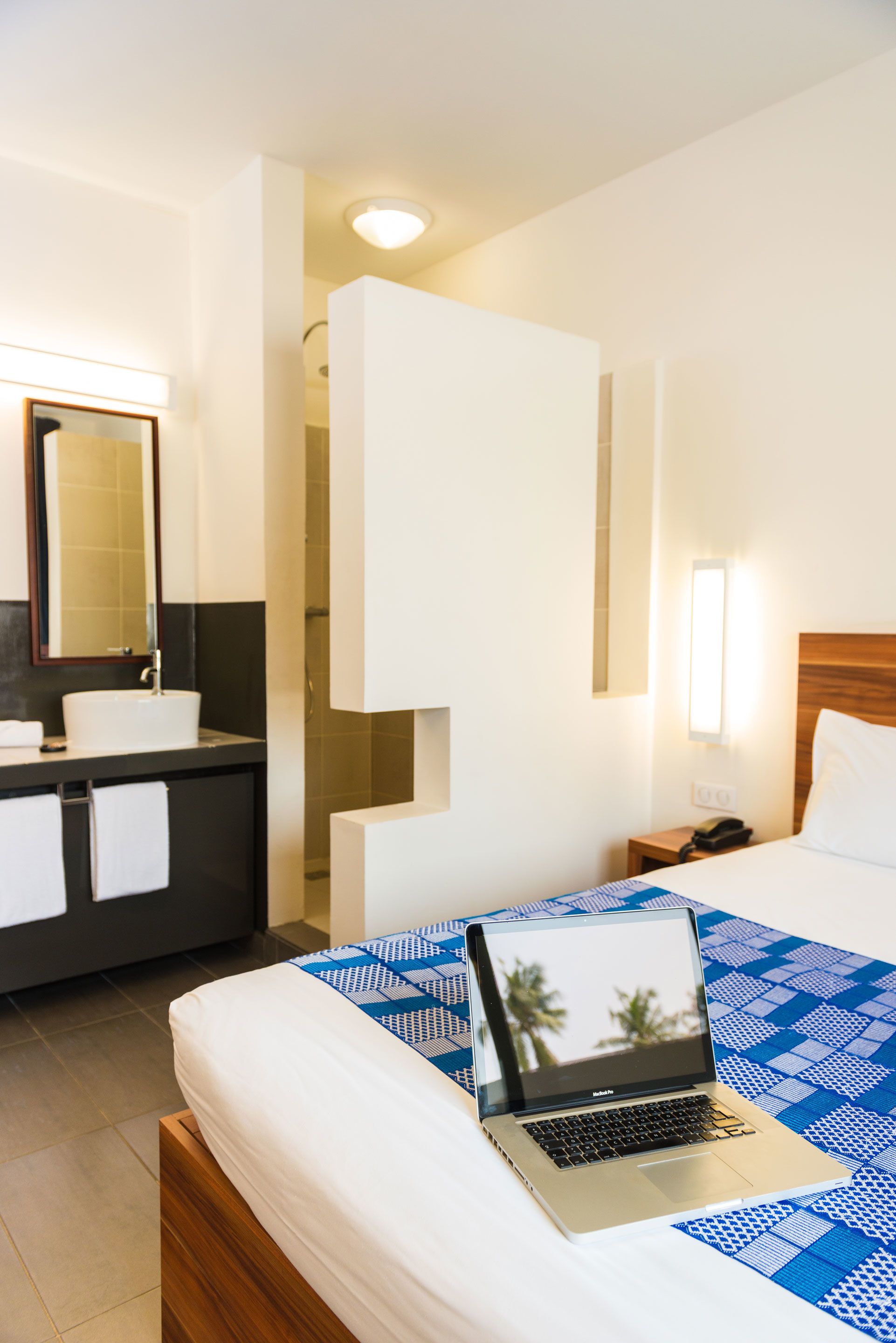 Surmatelas, minibar, coffres-forts dans les chambres, bureau