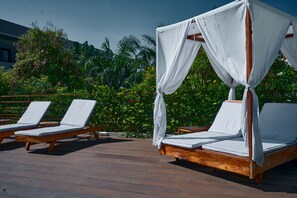 Außenpool, geöffnet von 07:00 Uhr bis 19:00 Uhr, Sonnenschirme