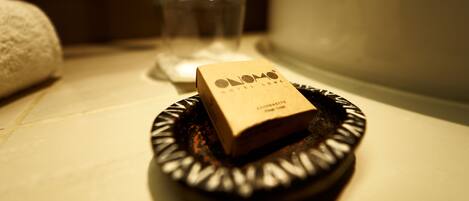 A small, round, black tray with a box labeled "ONOMAT" on a white surface.