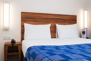 Nệm có lớp đệm bông, minibar, két bảo mật tại phòng, bàn 