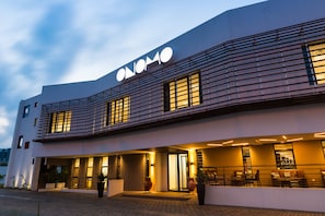 Fassade der Unterkunft – Abend/Nacht