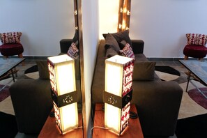 Nệm có lớp đệm bông, minibar, két bảo mật tại phòng, bàn 