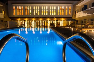 Una piscina al aire libre (de 07:00 a 19:00), sombrillas, tumbonas