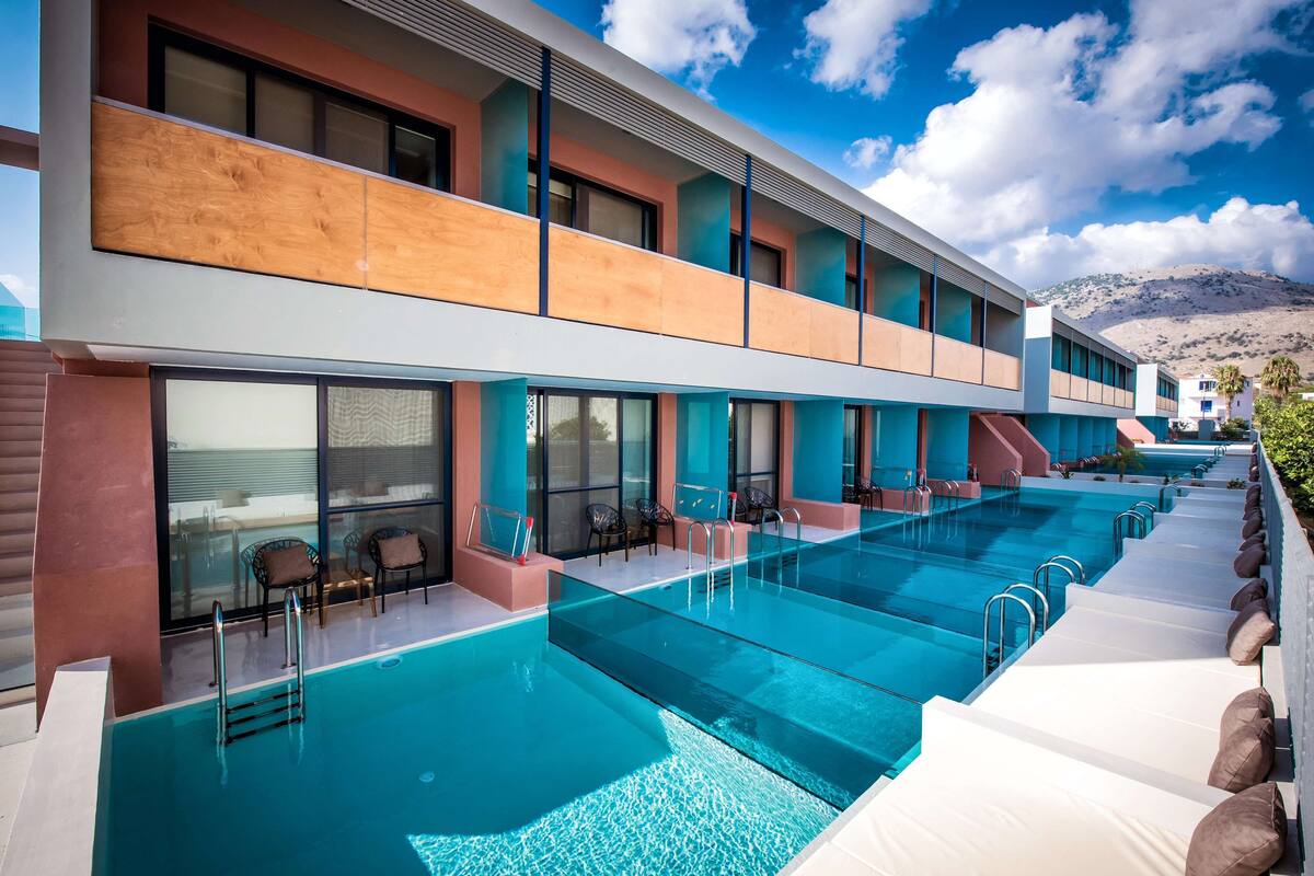 ห้อ  งดับเบิล, สระว่ายน้ำส่วนตัว | เครื่องนอนป้องกันสารก่อภูมิแพ้, โต๊ะทำงาน, พื้นที่ทำงานแบบใช้แล็ปท็อป