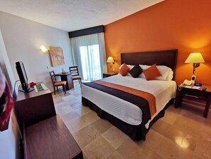 Safe på rommet, skrivebord, strykejern/-brett og vekkerklokke