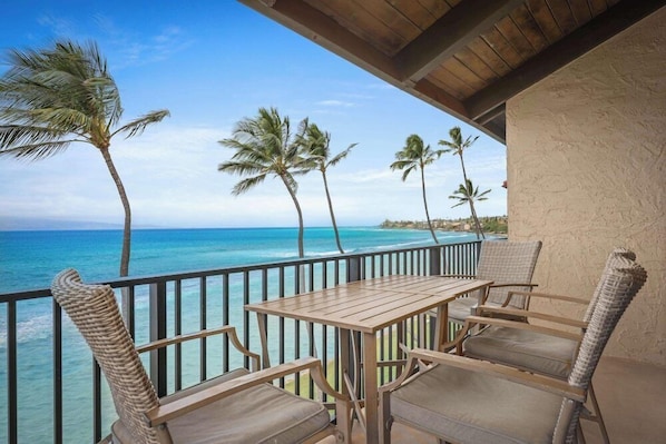 Outdoor dining - Aston at Papakea Resort (Lahaina)