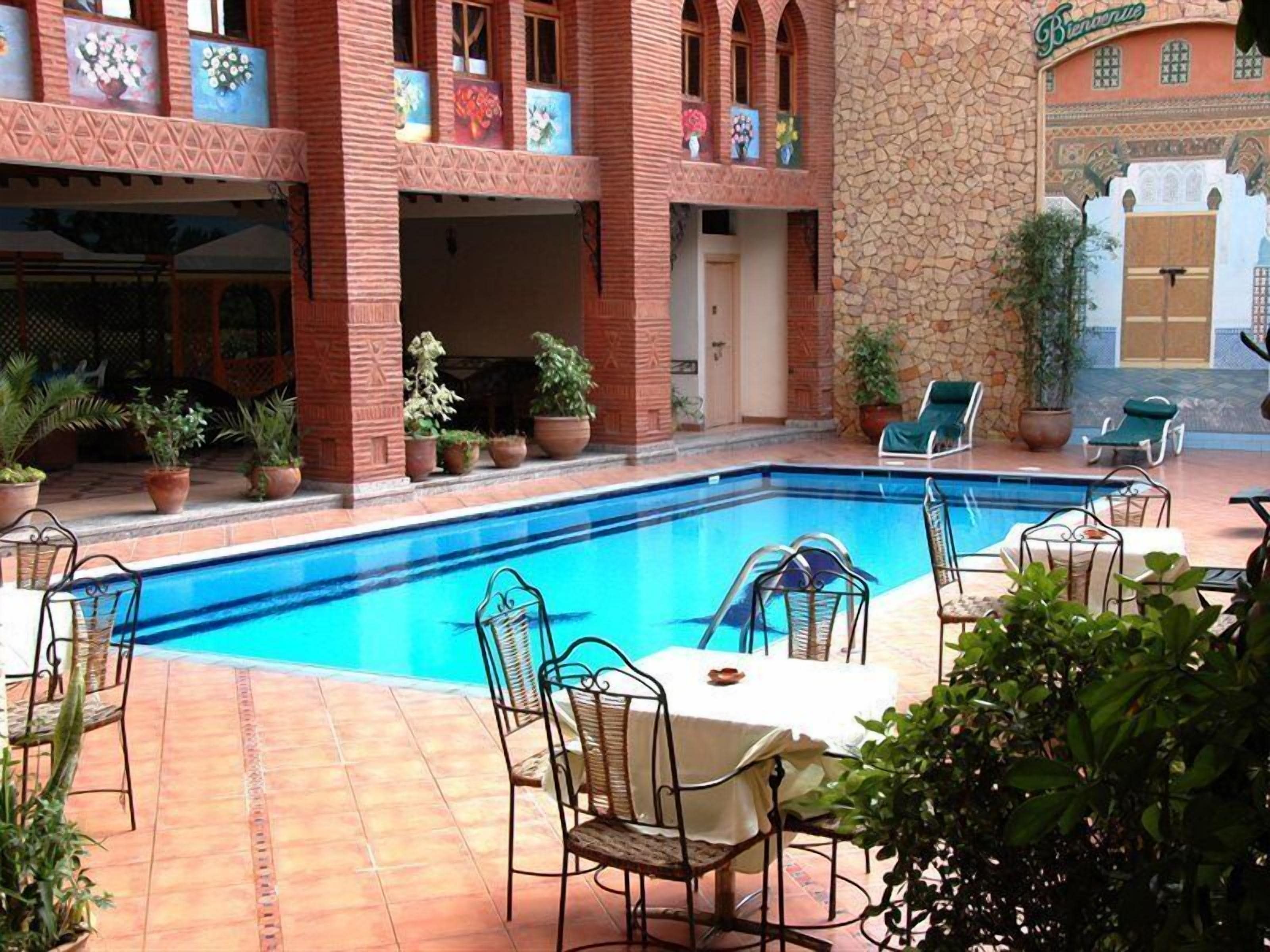 Een binnenzwembad en een buitenzwembad