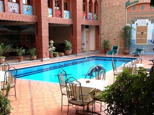 室內游泳池和室外游泳池