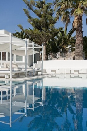 Outdoor pool - Daedalus Hotel (Santorini)