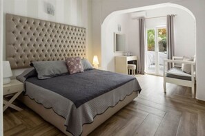 WiFi, bed sheets - Daedalus Hotel (Santorini)