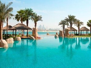 Una piscina cubierta, una piscina al aire libre