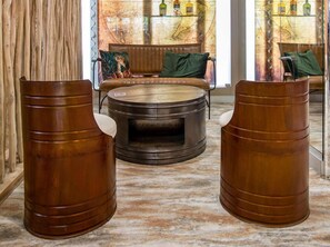 A room with a round table and two large barrels. - Hôtel Mercure Marseille Centre Vieux-Port (MARSEILLE)