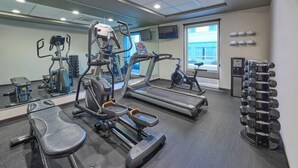 A gym with treadmills, a stationary bike, and various weight machines. - City Express by Marriott Toluca (Toluca)