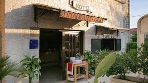 Um edifício com uma placa que indica hotel e restaurante.