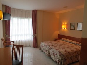 Artículos de higiene personal gratuitos, secador de pelo y toallas