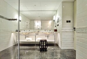 Bathroom - Beijing Grand Hotel (Beijing)