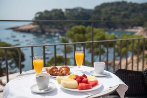 Outdoor dining - Aiguablava (Begur)