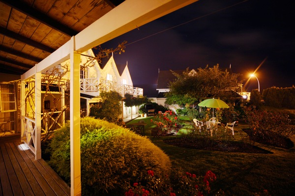 Fachada da propriedade à noite