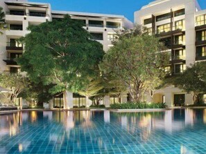 Outdoor pool - Siam Kempinski (Bangkok)