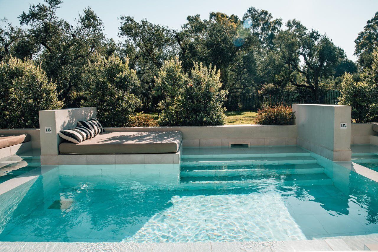 Una piscina al aire libre