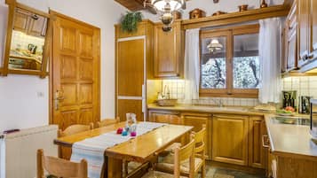 Full-size fridge, microwave, oven, stovetop