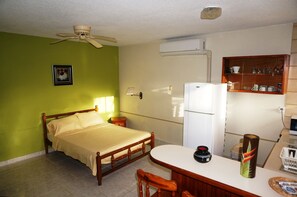 Studio | Tempur-Pedic beds, individually furnished, iron/ironing board - Hersher Studios & Apartments (Willemstad)