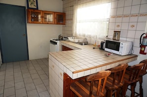 Full-sized fridge, microwave, stovetop, coffee/tea maker - Hersher Studios & Apartments (Willemstad)