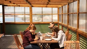 Petit déjeuner, déjeuner et dßner servis sur place, vue sur la piscine