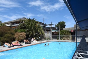 Seasonal outdoor pool - Dusky Lodge - Hostel (Kaikoura)