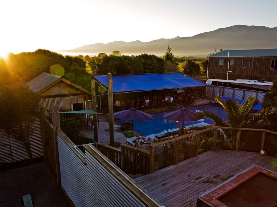 Una piscina al aire libre de temporada