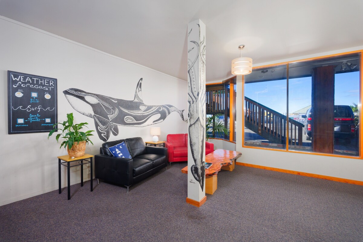 Standard Twin Room | Living area | 25-inch flat-screen TV with cable channels